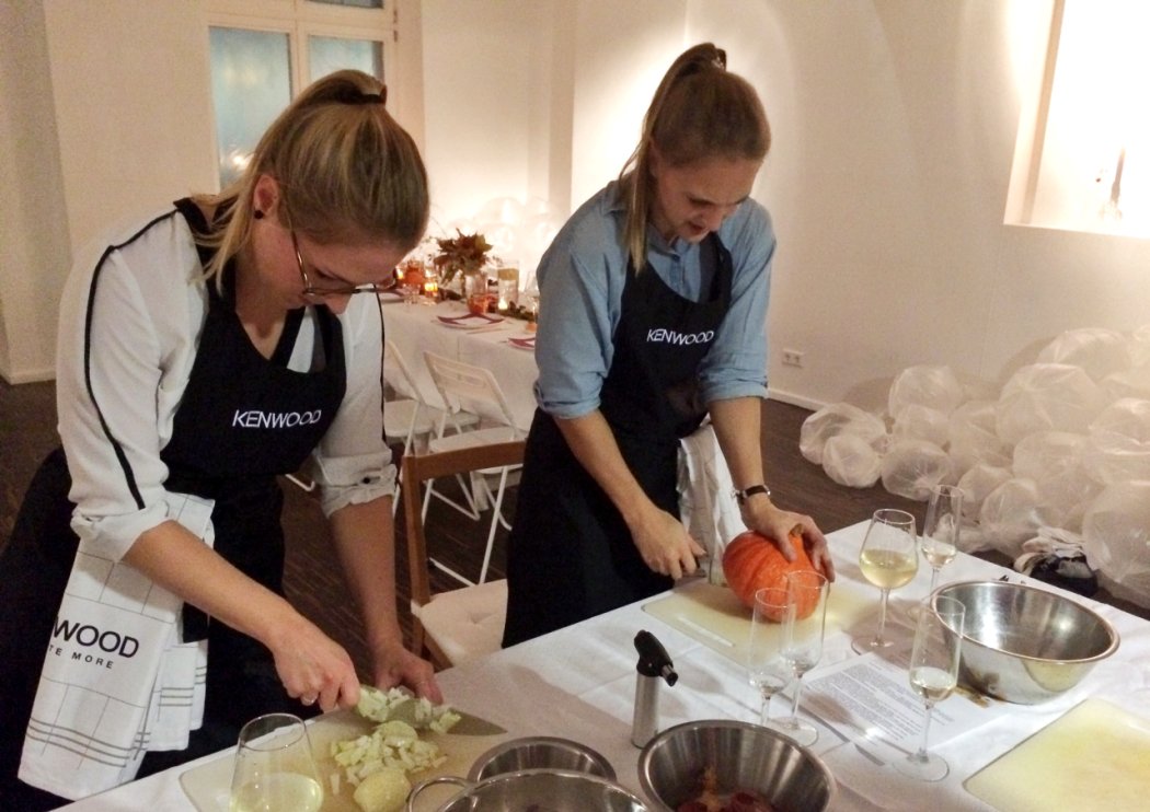 Vorbereiten der Kürbis-Kartoffelpuffer bei der Kenwood Küchenparty Berlin