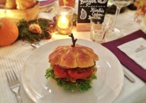 Kürbisburger - Bun in Kürbisform mit Salat, Rindfleisch, Kürbis-Kartoffelpuffer. Dazu Tomaten-Kürbisketchup und Burgersoße