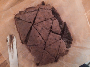 Brownie in Dreiecke schneiden