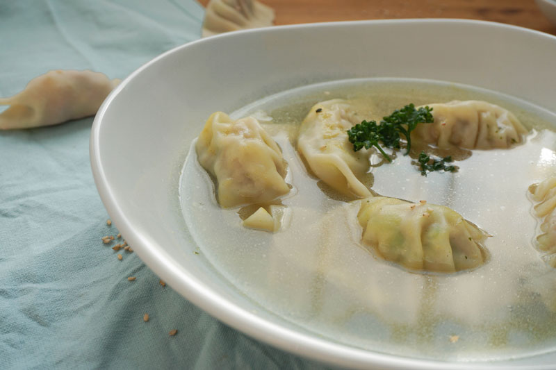 Gyoza in Brühe als Suppe
