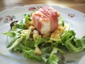 Salat mit Ziegenkäse im Speckmantel und Birne