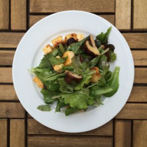 Blattsalat mit Champignons und Grillkäse
