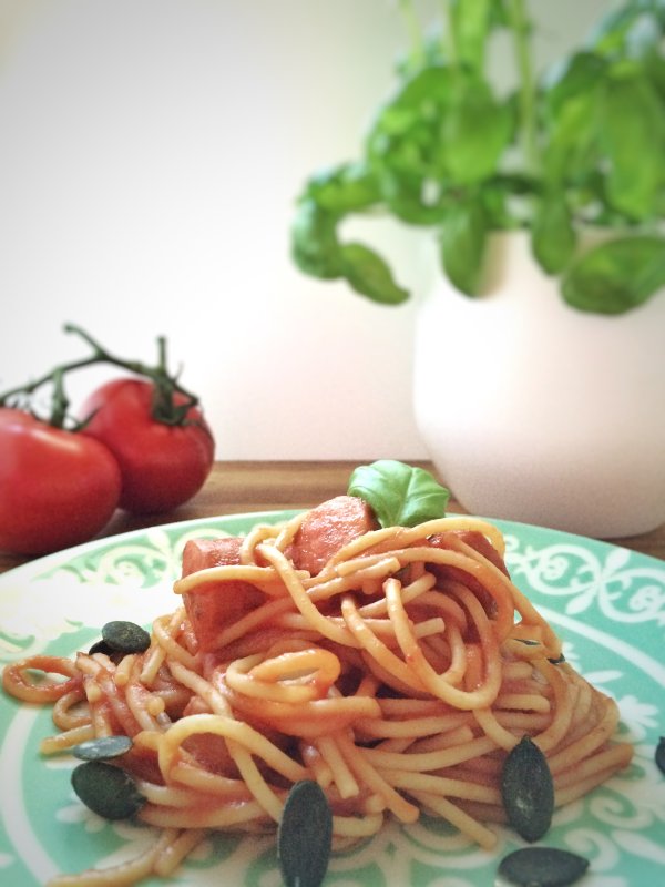 Spaghetti mit Würstchen
