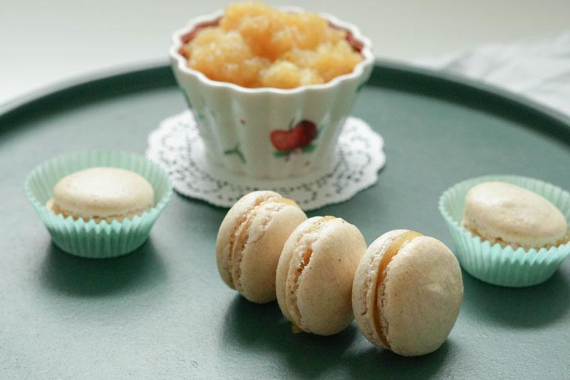 Weihnachtlich Apfel-Zimt-Macarons » Schnelles Rezept für einfache Macarons, die nach Weihnachten schmecken