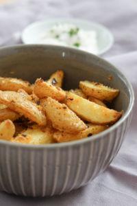 Kartoffelspalten aus dem Ofen » Rezept für leckere und knusprige Ofenkartoffeln mit einer leichten Schärfe