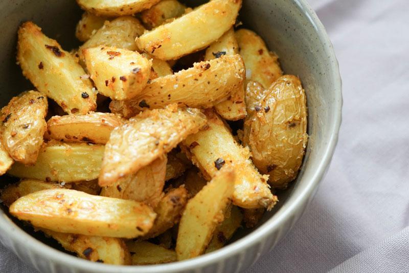 Kartoffelspalten aus dem Ofen » Rezept für leckere und knusprige Ofenkartoffeln mit einer leichten Schärfe