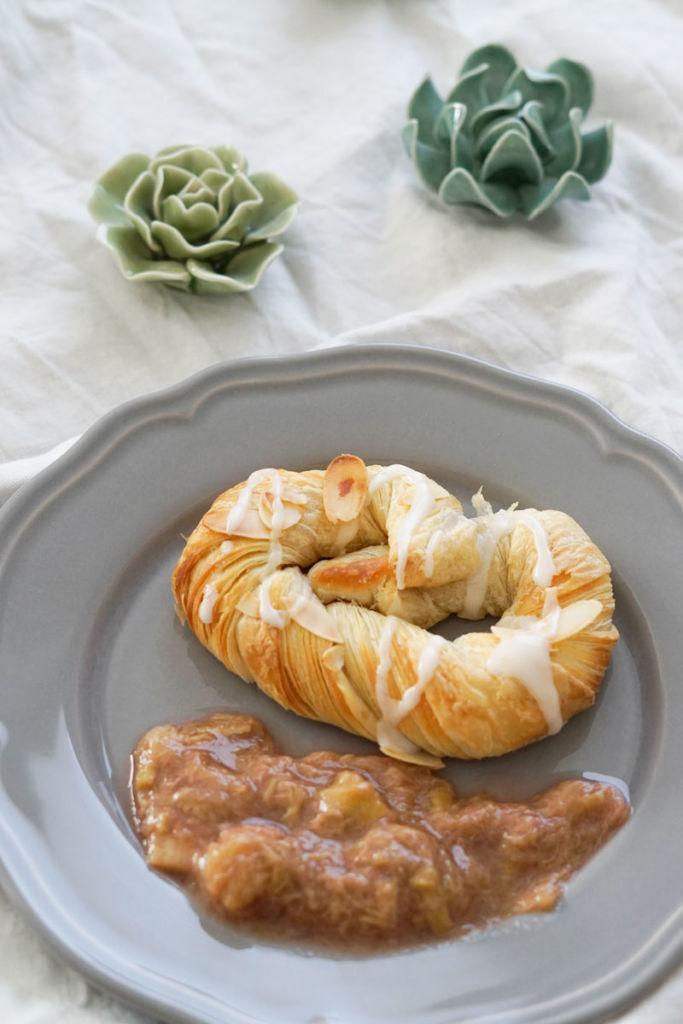 Plunderbrezeln mit Rhabarberkompott zum Tag der Brezel » Caros Küche