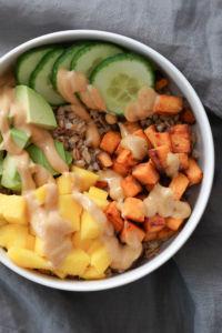 Dinkelbowl mit Gurke, Avocado & Süßkartoffel » Schnelles & leckeres Essen