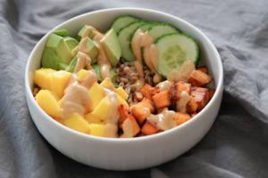 Gesunde Bowl, schnell & einfach » Dinkel, Süßkartoffel, Mango, Gurke & Avocado