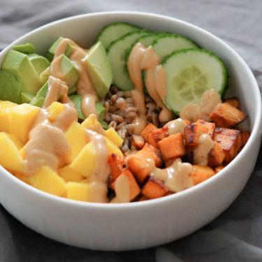 Gesunde Bowl, schnell & einfach » Dinkel, Süßkartoffel, Mango, Gurke & Avocado
