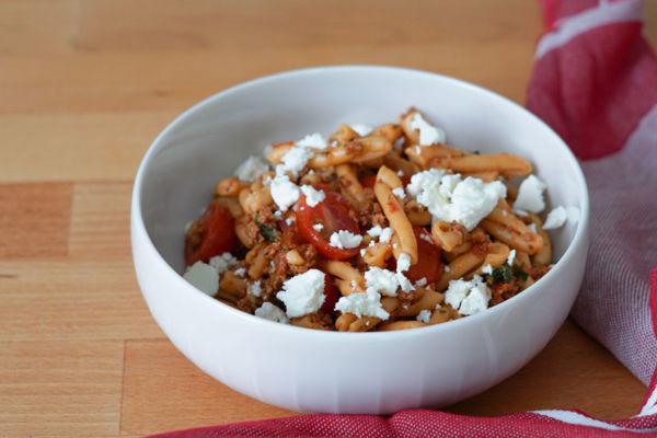 Nudelsalat mit Cherrytomaten &amp; Feta » Nudelsalat mit Kichererbsenpasta