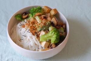 Reisnudel-Bowl mit Gemüse, Tofu und Erdnusssoße
