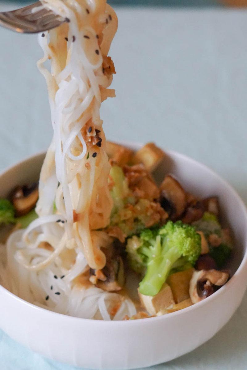 Asia-Style Reisnudeln mit Brokkoli und Tofu