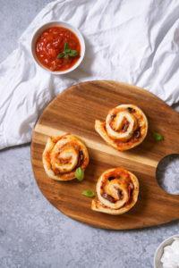 Vegane Pizzaschnecken: Pizza-Pinwheels Rezept so einfach!