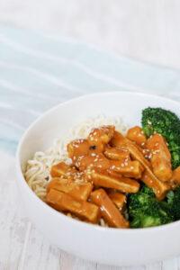 Veganes Knusper-Tofu mit cremiger Erdnusssoße