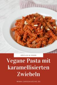 Vegane Pasta mit karamellisierten Zwiebeln in Tomatensoße
