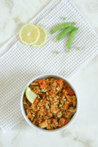 Vegane Paella mit Erbsen, Karotten & Paprika