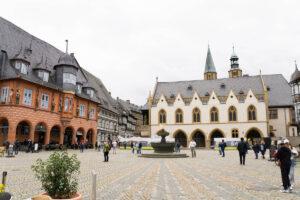 Goslarer Marktplatz mit Blick auf das Rathaus