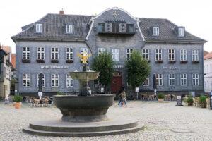Marktplatz von Goslar mit Blick auf den Brunnen und das Glockenspiel