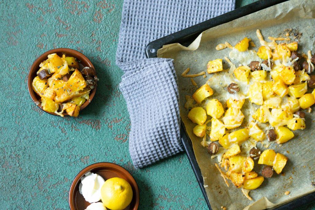 Vegane Ofenkartoffeln mit Merguez & Käse vom Blech