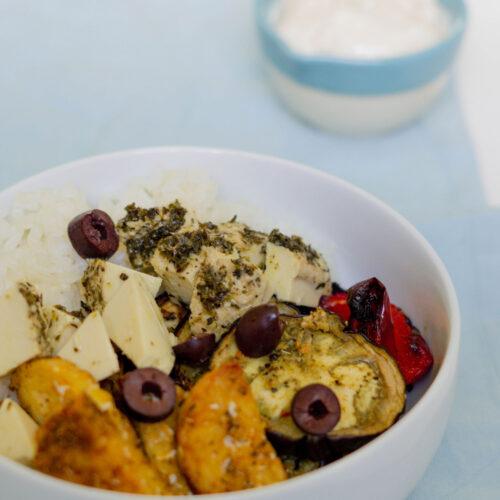 Griechische Reisbowl mit Tempeh & Ofengemüse
