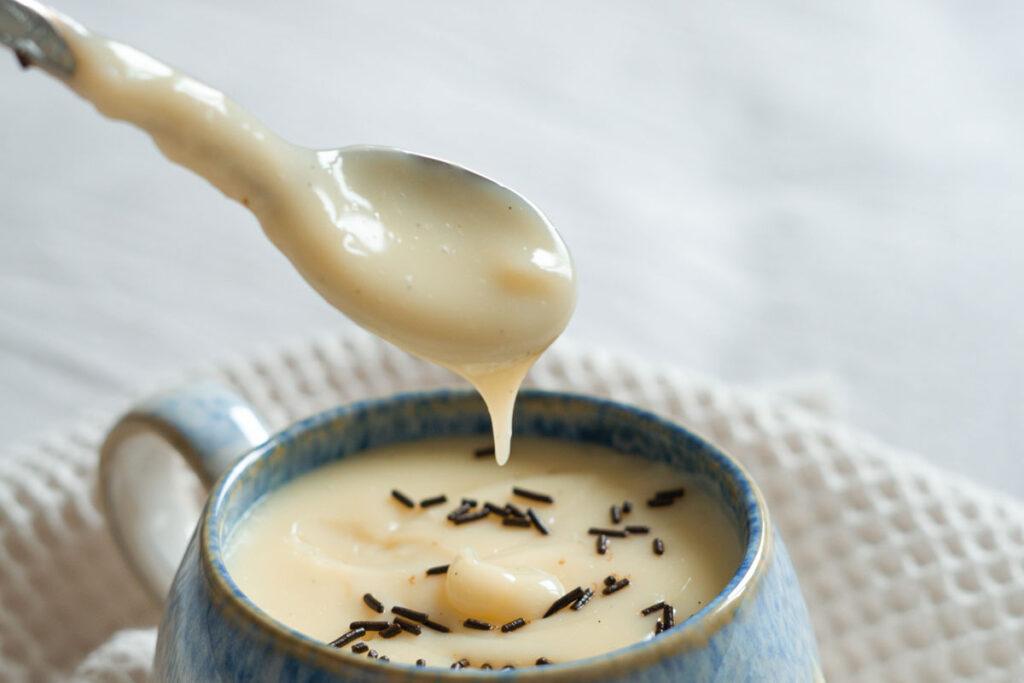 Vanillepudding vegan: Pudding tropft vom Löffel