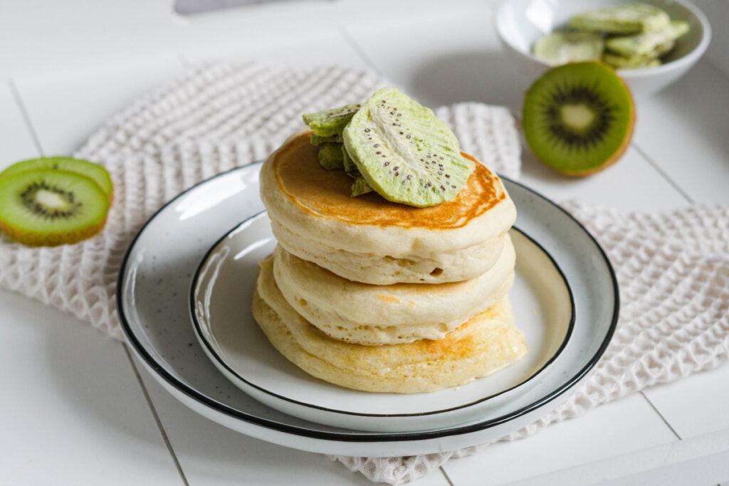 Pancakes mit Crunch: Vegane Joghurt-Pancakes