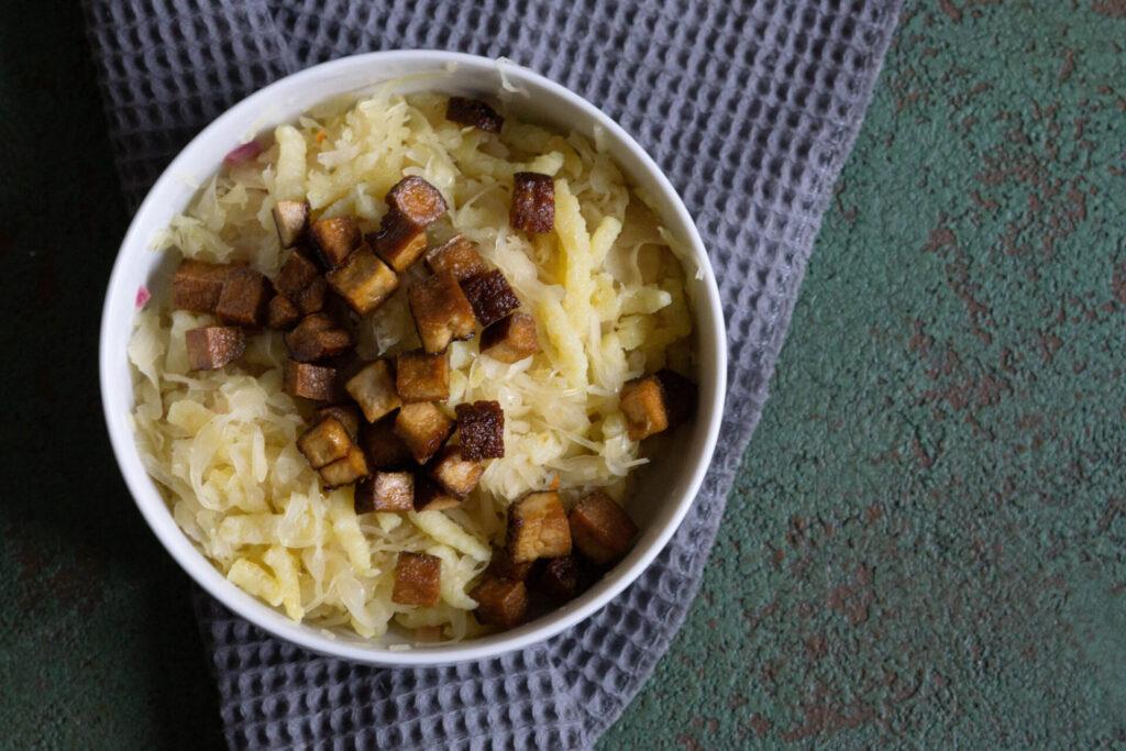 Krautspätzle: Spätzle mit Sauerkraut und Räuchertofu