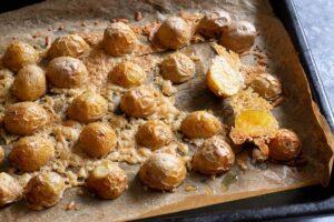 Crispy "Parmesan" Potatoes: Veganes Rezept für das virale Gericht