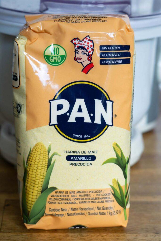 Vorgekochtes Maismehl von "Pan" als Grundlage für Arepas